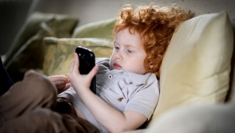 Coi smartphone, ipad nhiều, trẻ dễ bị chứng rối loạn thần kinh