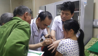 Giám đốc PKĐK Quang Khởi thăm và tặng quà cháu bé bị cha dượng bạo hành