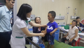 Công đoàn, Đoàn Thanh niên, Ban Nữ công Quang Khởi tặng quà bé Phúc Hiếu