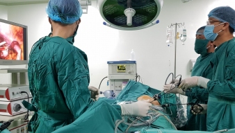Phẫu thuật nội soi chửa ngoài tử cung cho một bệnh nhân có diễn biến phức tạp về lâm sàng