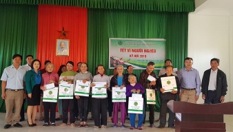Bệnh viện đa khoa Quang Khởi tặng quà Tết cho các hộ giáo dân nghèo phường Quỳnh Xuân, thị xã Hoàng Mai