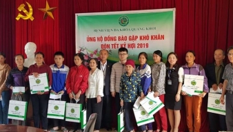 Bệnh viện Quang Khởi tặng quà ủng hộ đồng bào khó khăn trên địa bàn phường Quỳnh Thiện (thị xã Hoàng Mai) đón Tết Kỷ Hợi 2019