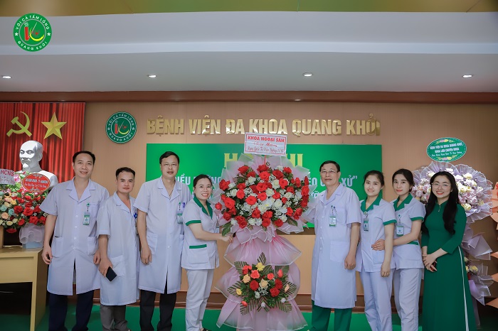 Các Khoa, Phòng, Ban của bệnh viện tặng hoa cho tập thể điều dưỡng của bệnh viện