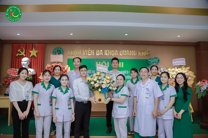 Các Khoa, Phòng, Ban của bệnh viện tặng hoa cho tập thể điều dưỡng của bệnh viện