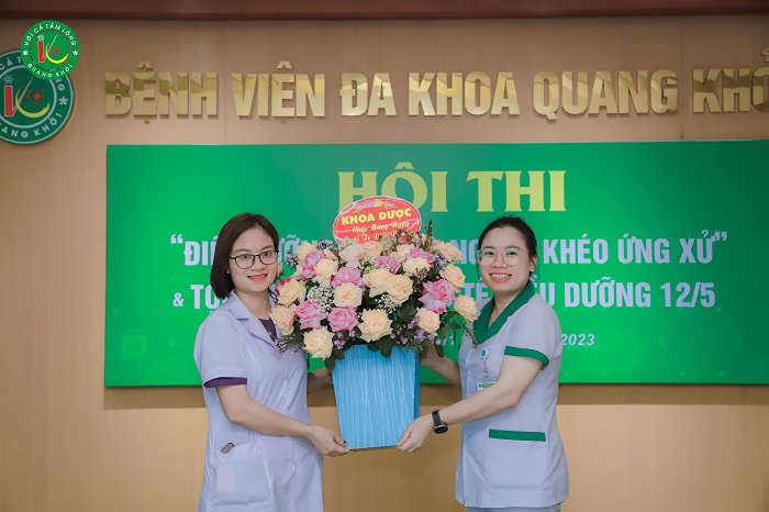 Các Khoa, Phòng, Ban của bệnh viện tặng hoa cho tập thể điều dưỡng của bệnh viện