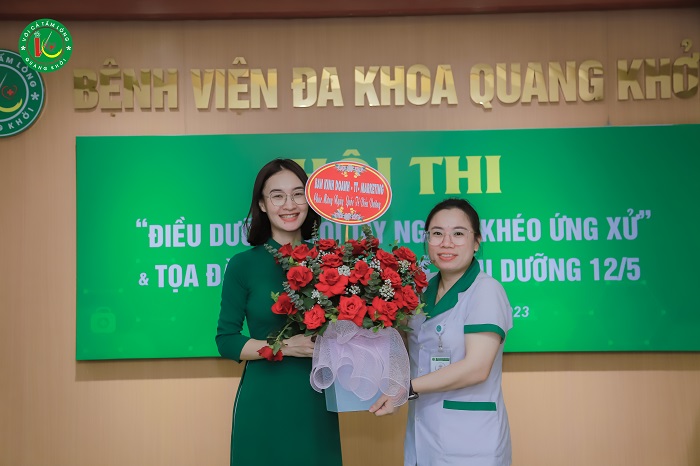 Các Khoa, Phòng, Ban của bệnh viện tặng hoa cho tập thể điều dưỡng của bệnh viện