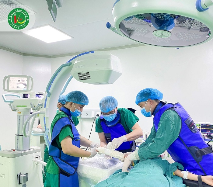 Hệ thống cánh tay phẫu thuật C-arm giúp các y bác sĩ theo dõi tiến trình phẫu thuật